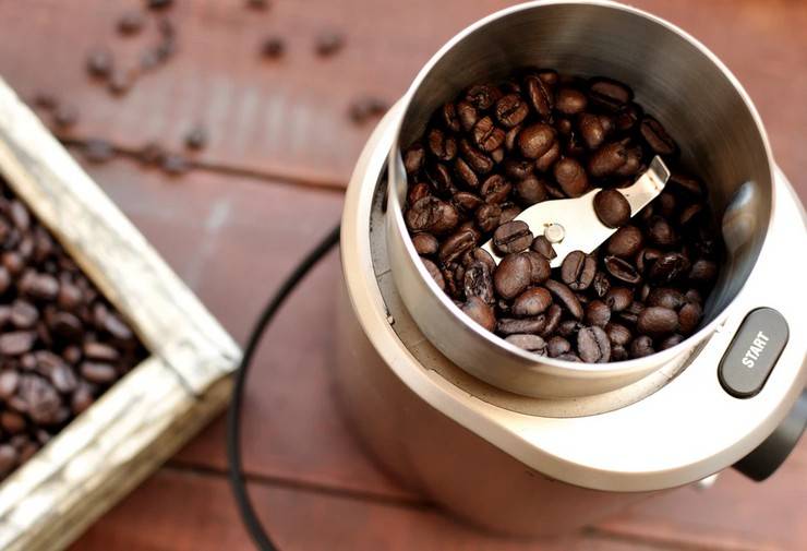 6 способов измельчить кофейные зерна без кофемолки