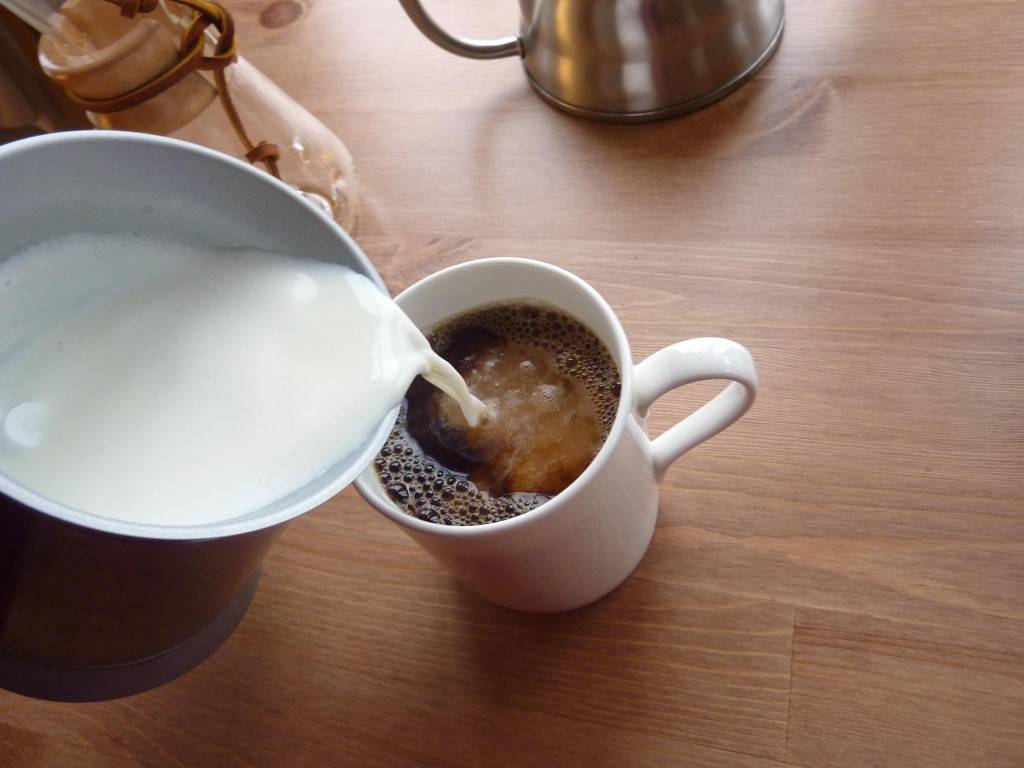 Какой кофе полезнее: с молоком или без молока