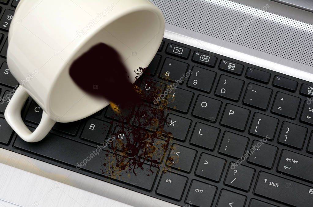 Что делать если на ноутбук пролили кофе