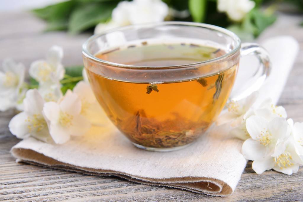 Спитый чай – как использовать для растений как удобрение. спитый чай от отеков, синяков, пота, морщин