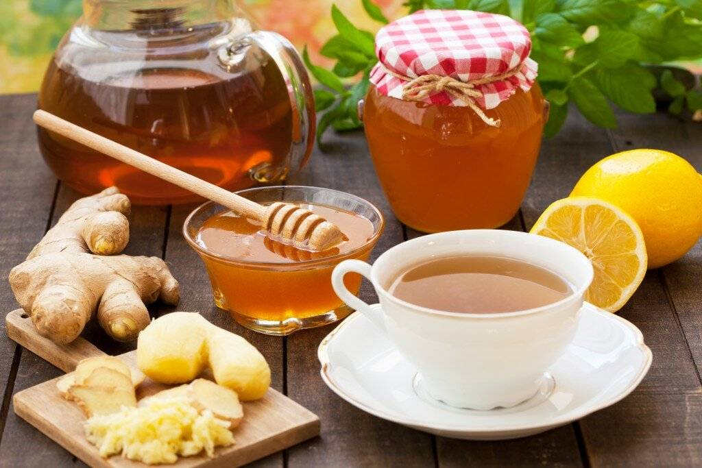 Мед с горячим чаем: можно ли добавлять, как сохранить полезные свойства