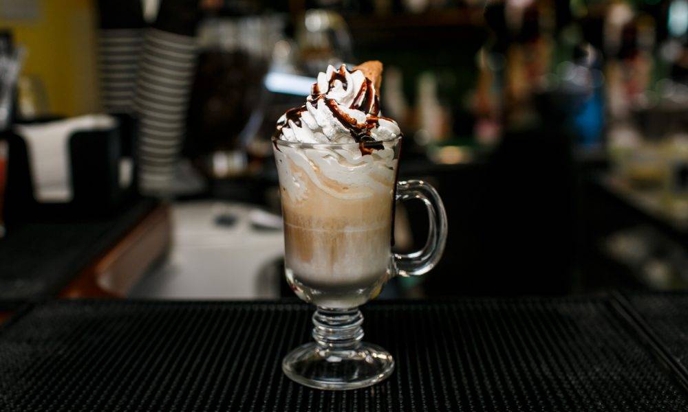 Ледяной кофе в знойный день: рецепты и правила подачи