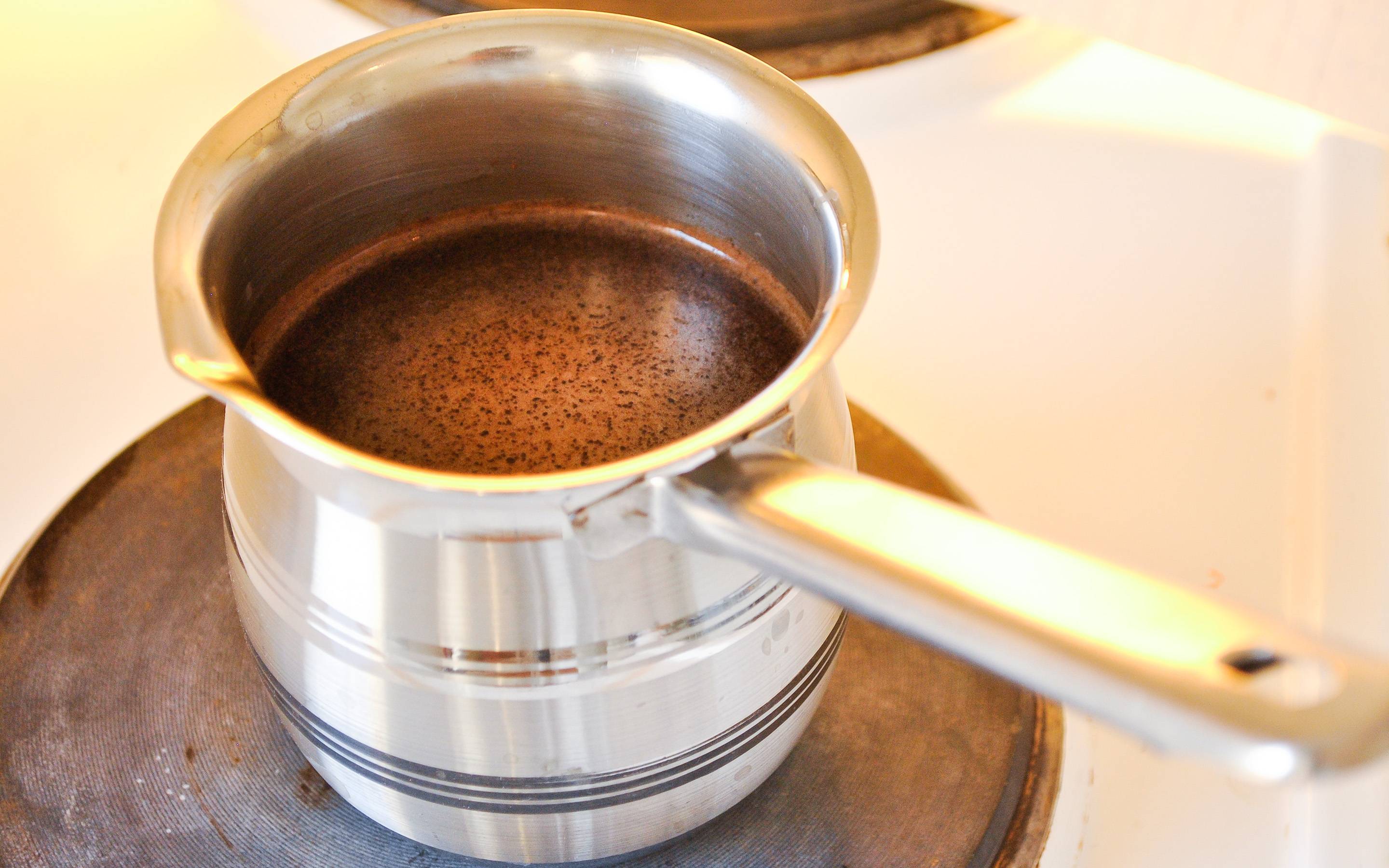 Как правильно варить кофе в турке: с пенкой, с молоком и с корицей