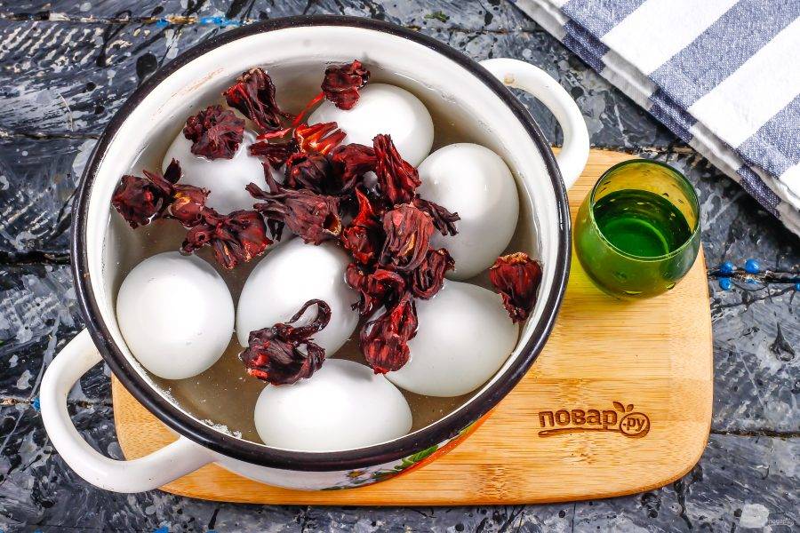 Как правильно красить яйца чаем и кофе