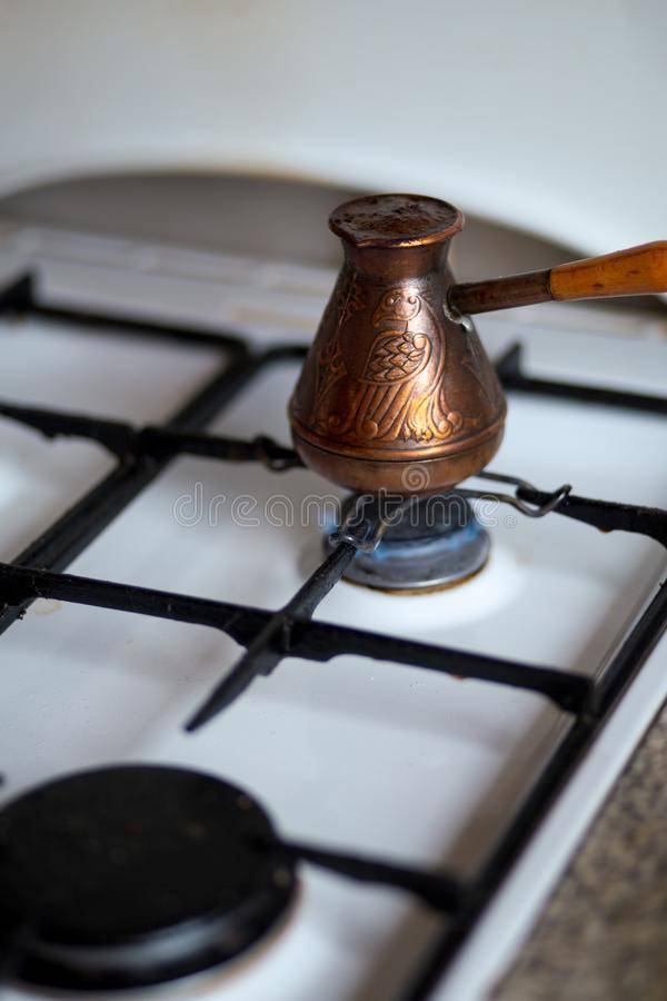 Как варить кофе в глиняной турке на плите