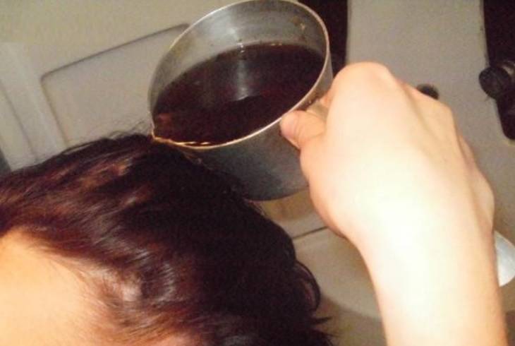 Как покрасить волосы черным чаем