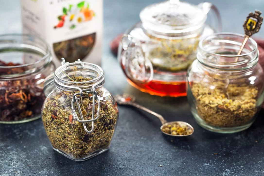 Полезные травяные чаи на каждый день: рецепты для дома