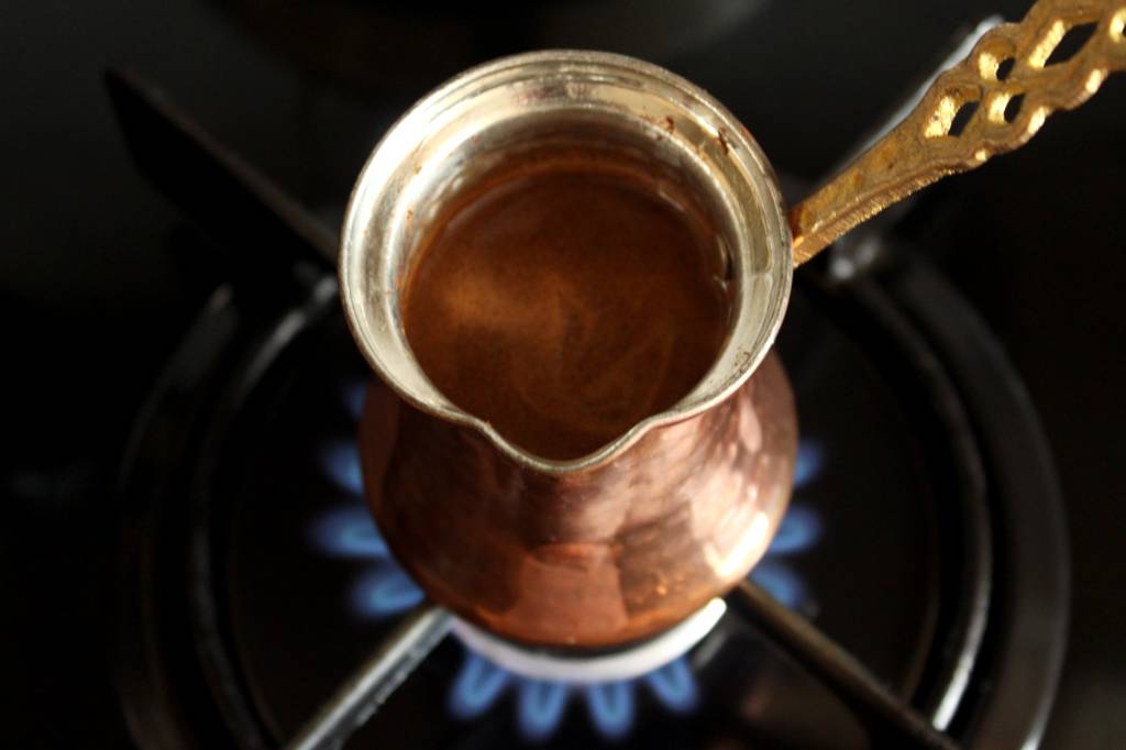 Как варить кофе в кастрюле на плите, в ковшике: рецепты