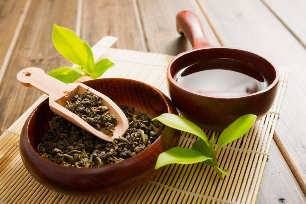 Зеленый чай для лица: польза, вред, рецепты, применение