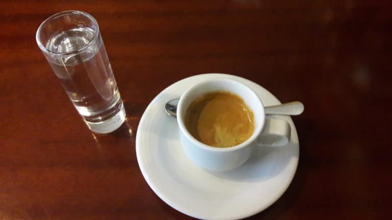 Кофейные традиции: зачем к кофе подается вода