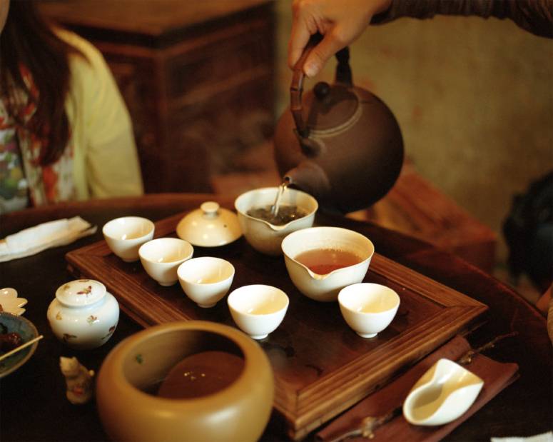 Мастер чайных церемоний. Традиционная китайская чайная церемония. Чайная церемония в Японии. Китайская церемония чаепития. Чайный мастер Япония.