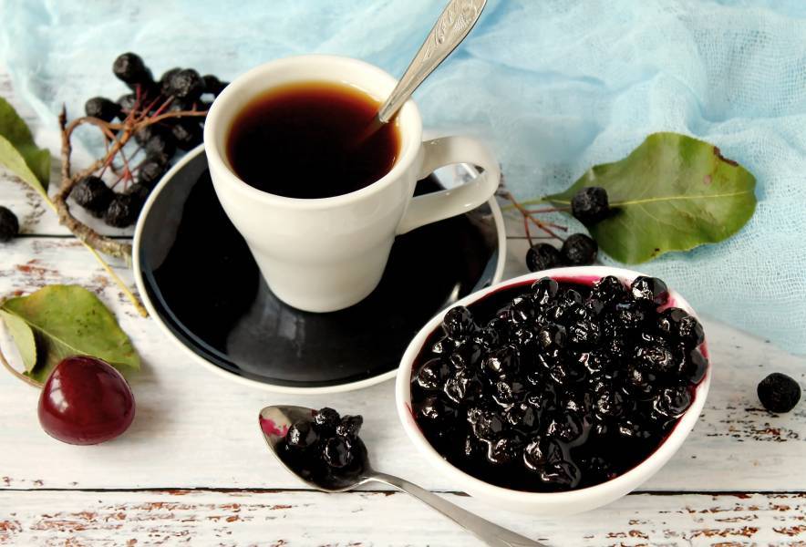 Чай из черноплодной рябины: польза и противопоказания