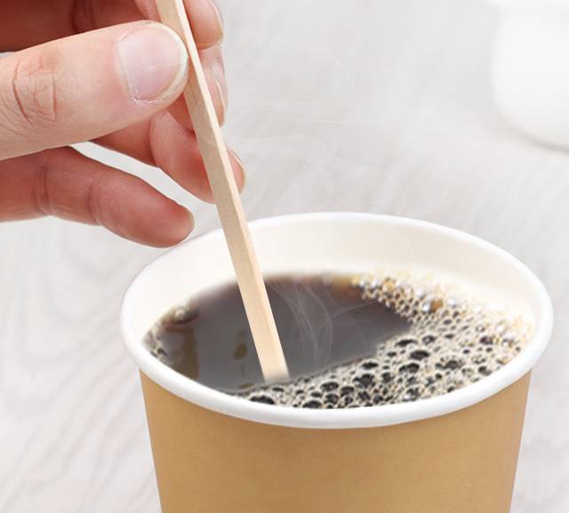 Как правильно держать палочку для кофе. как правильно размешивать кофе пластиковой или деревянной палочкой