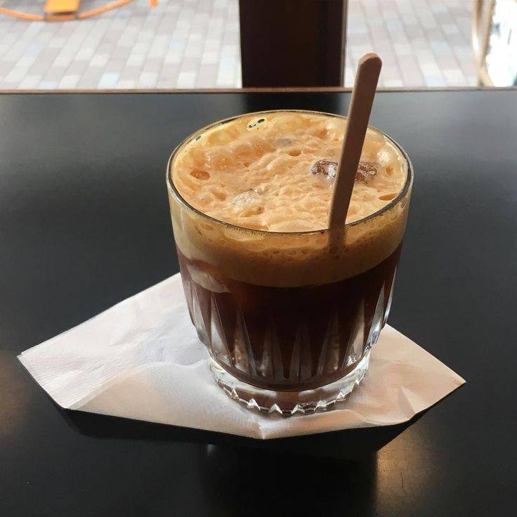 Рецепт кофе шейкерато || холодный черный кофе со льдом и сахарным сиропом
