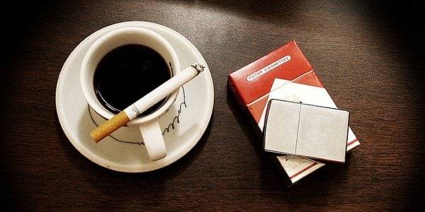 Насколько вредно сочетание кофе и сигарет, мнение медиков