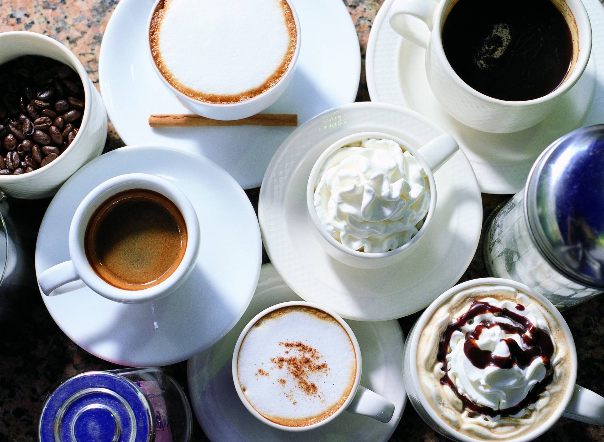 С чем пьют кофе – правила сочетания со сладостями и другими продуктами