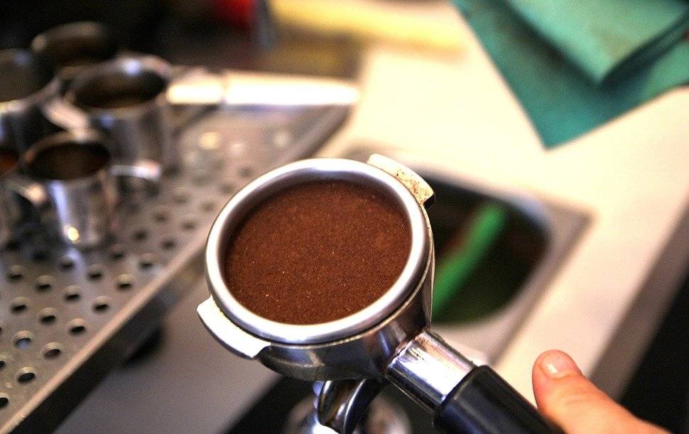 Приготовление кофе в рожковой кофеварке. принцип работы аппарата и как ей правильно пользоваться