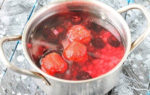 Земляничный морс из замороженных ягод земляники рецепт с фото - 1000.menu