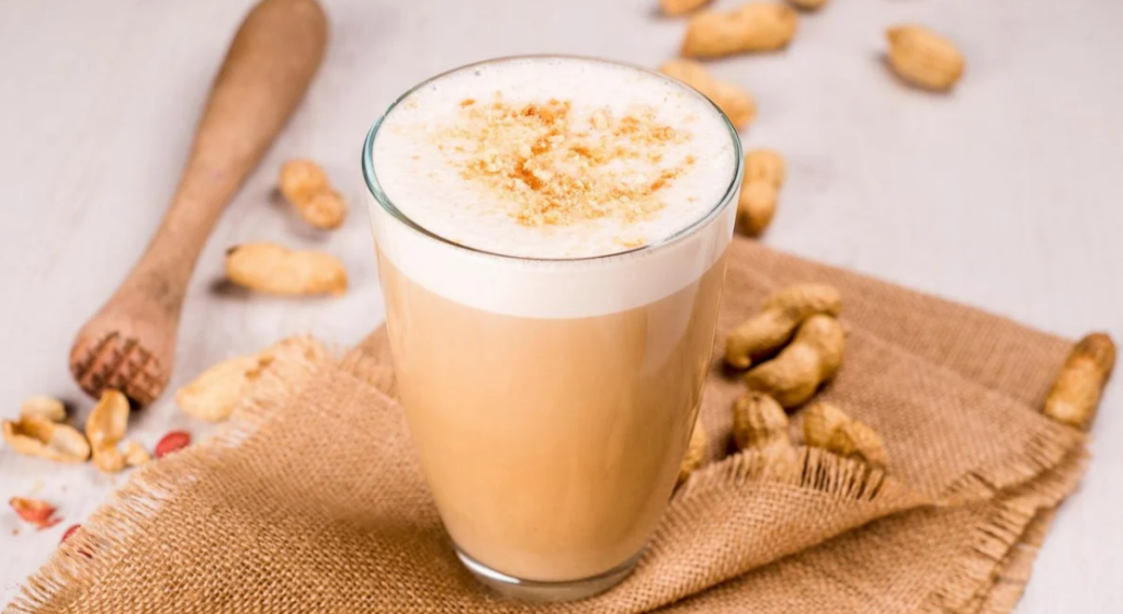 Сникерс-кофе – с арахисовой пастой и молоком