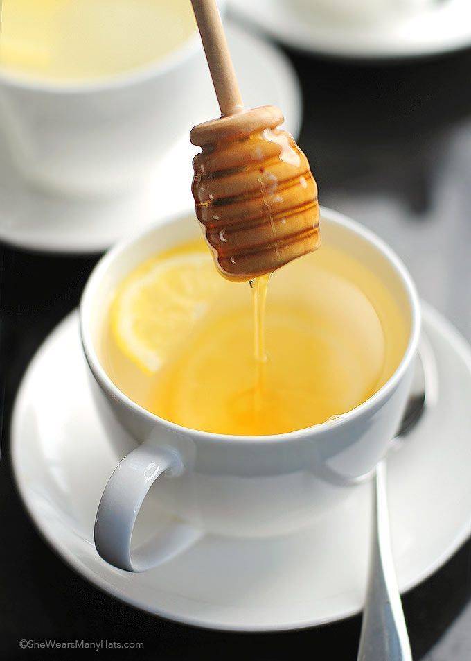 Можно ли добавлять мед в горячий чай: польза и вред для организма