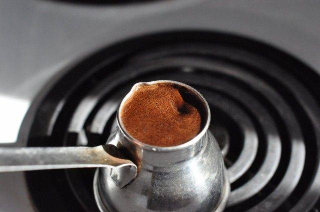 Как правильно варить кофе в турке дома на электрической плите