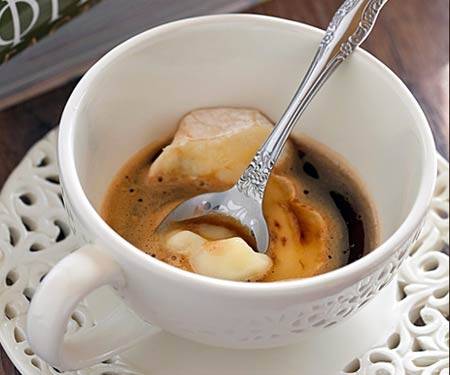 Сникерс-кофе – с арахисовой пастой и молоком