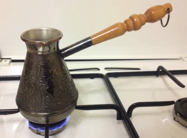 Как варить кофе в турке правильно на газовой и электрической плите, как выбрать турку а также полезные советы
