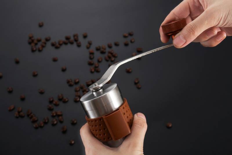 Способы помолоть кофе в домашних условиях без помощи кофемолки, полезные советы