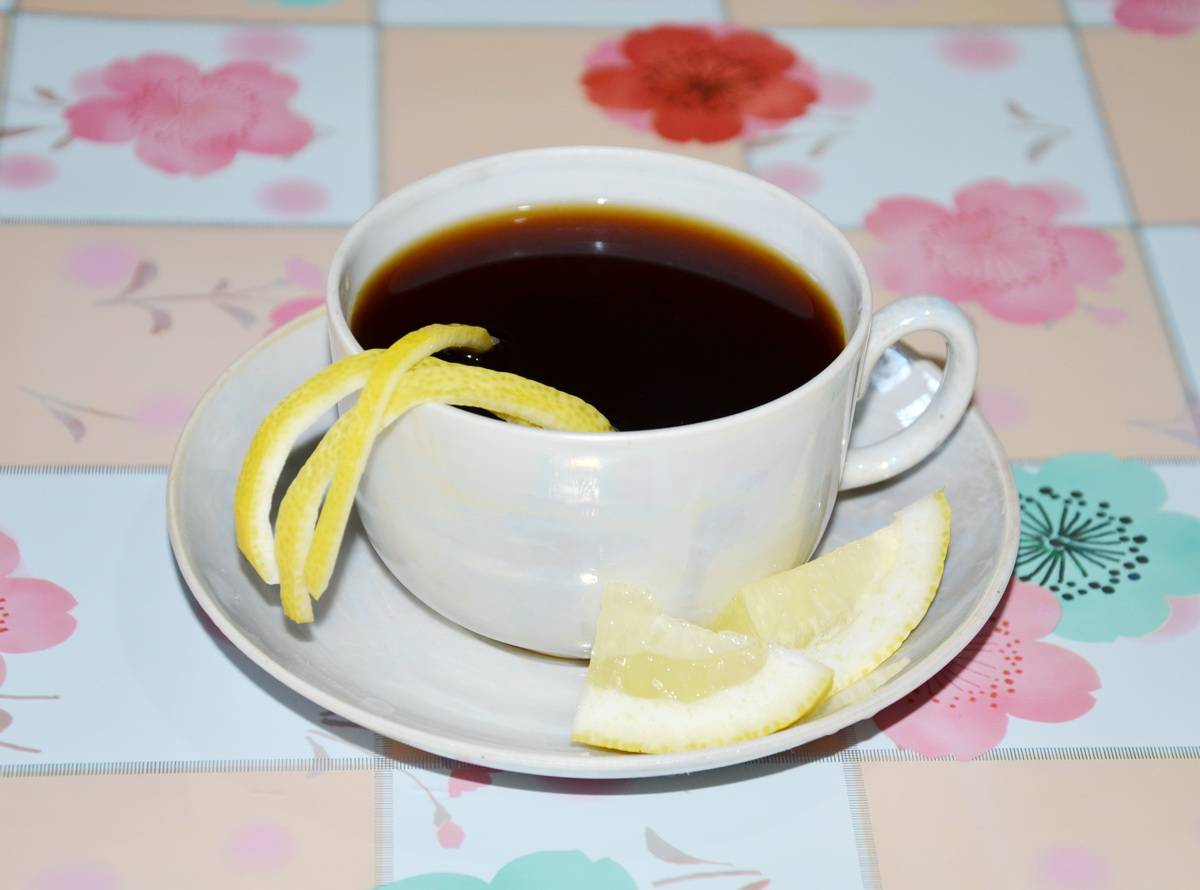 Кофе лимон и вода. Черный кофе Романо с лимоном. Кофе с лимоном. Кофе с лимоном для похудения. Черный кофе с лимоном.