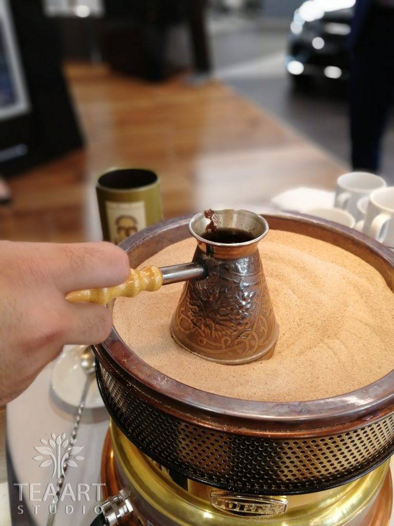 Как сварить кофе по-турецки на песке дома