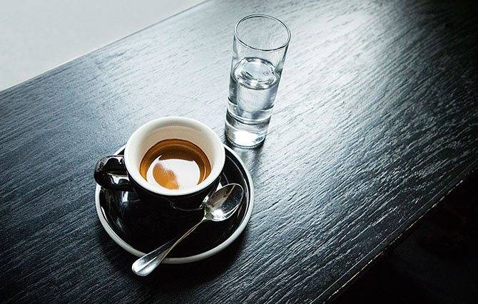 Почему кофе подают с холодной водой
