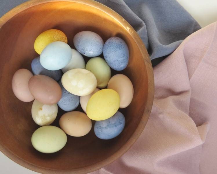 Как красить яйца пищевым красителем. Натуральные красители для яиц. Натуральные красители на Пасху. Натуральные красители для яиц на Пасху. Покраска яиц натуральными красителями.