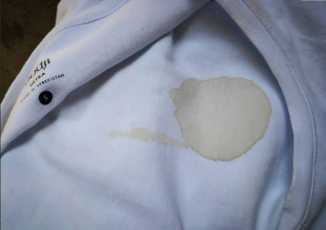 Как отстирать кофе с белой одежды: домашние и профессиональные средства