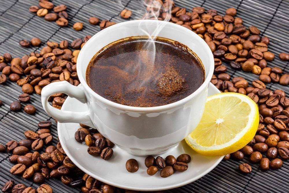 Как приготовить кофе с лимоном: 2 рецепта, польза и вред