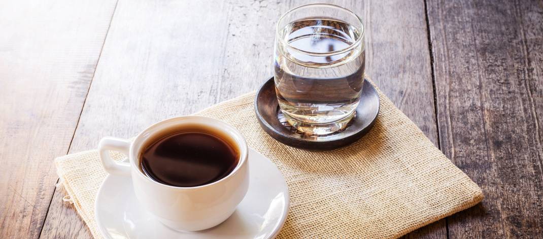 Как правильно пить кофе и зачем подают холодную воду