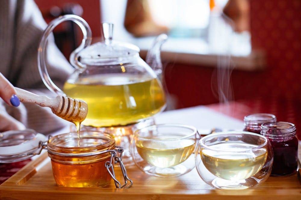 Чай с медом: можно ли пить утром или на ночь, польза напитка и рецепты - red fox day