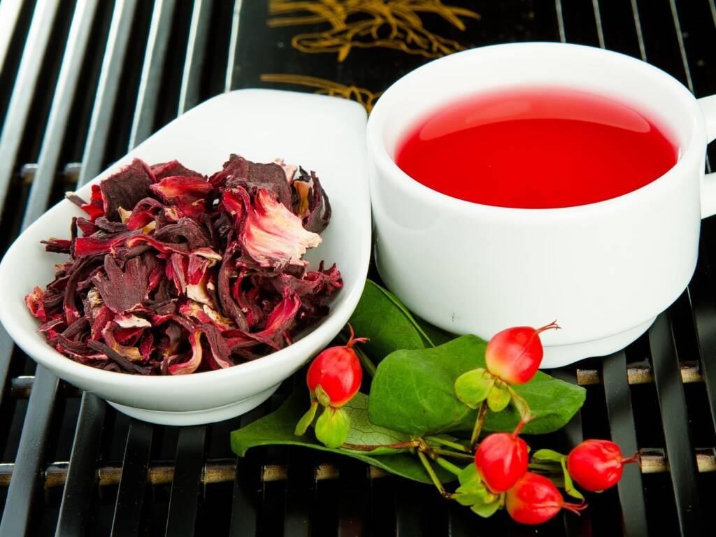 7 рецептов душистого чая из шиповника (+полезные свойства и противопоказания)