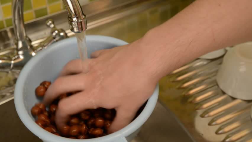Сколько часов замачивать грецкие орехи по времени, нужно ли это делать с ними перед употреблением и зачем, как правильно погружать в воду и в чем польза замоченных?