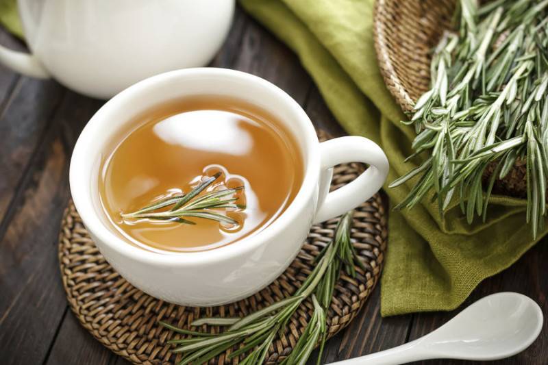 Чай с розмарином: польза и вред, как заваривать