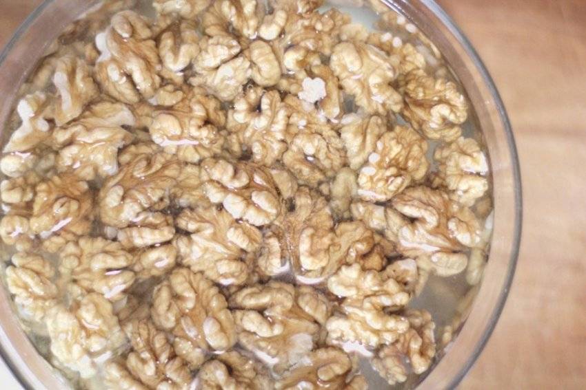 Нужно ли мыть грецкие орехи и как это сделать правильно