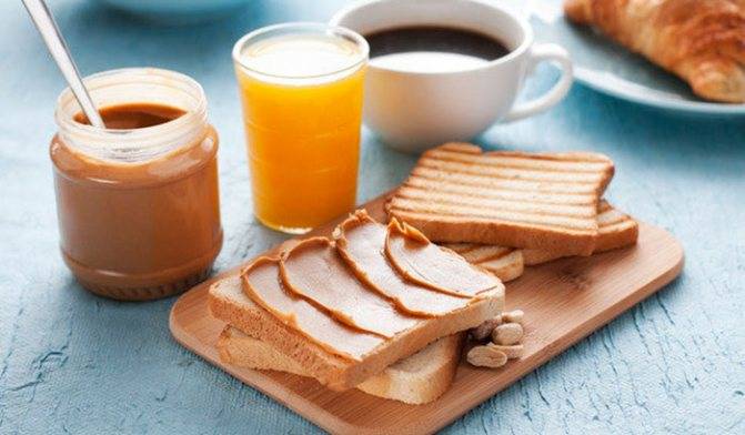 Сникерс-кофе – с арахисовой пастой и молоком