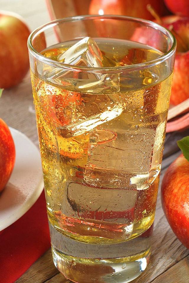 Рецепт воды с яблоками. Яблочный сок. Яблочный сок в стакане. Фруктовый компот. Напиток из яблок.