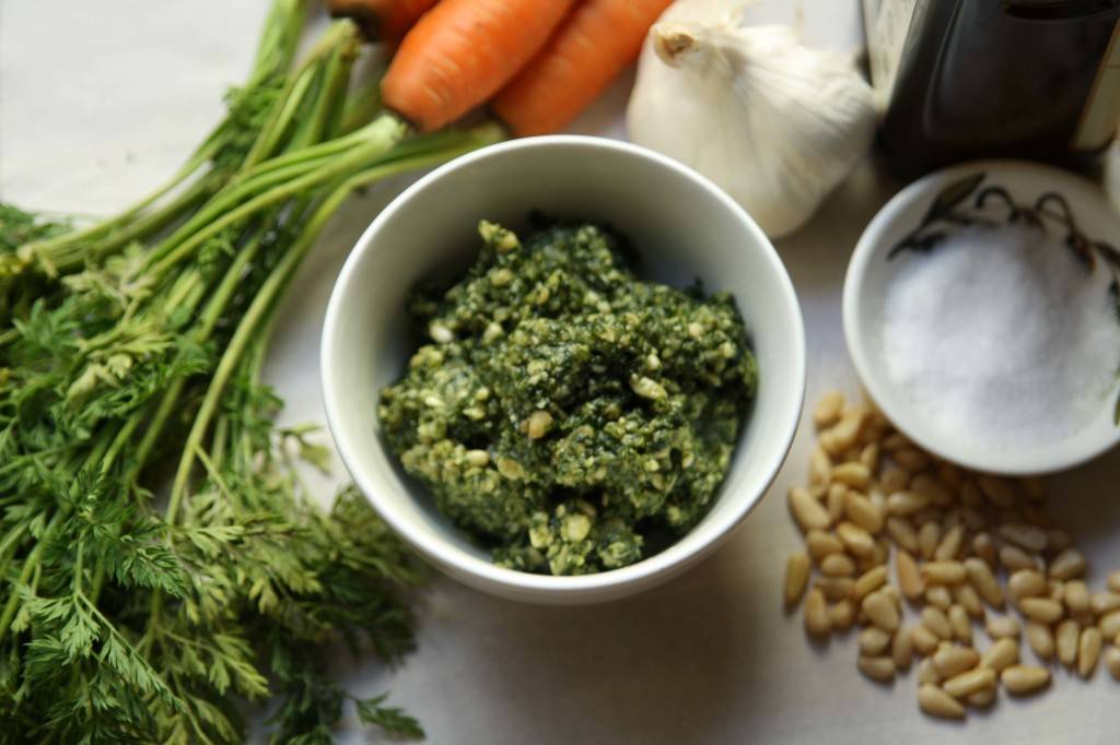 Морковный чай: как приготовить в домашних условиях, польза и вред, лечебные свойства сушеной ботвы, рецепт, сделать отвар, от чего помогает, заваривание - целебные травы