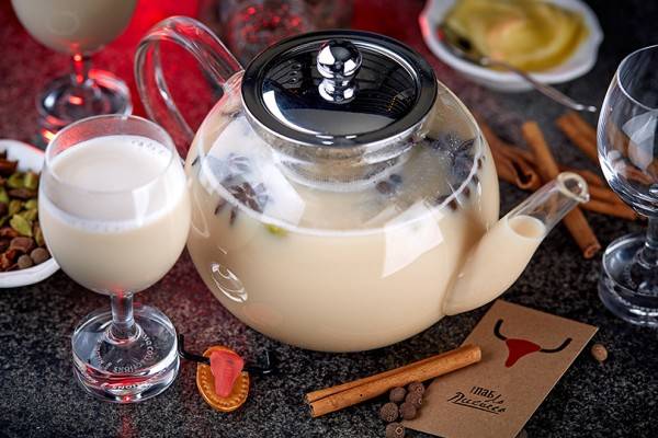 Чай с молоком: польза и вред, 9 необычных рецептов, как пить для похудения и при беременности