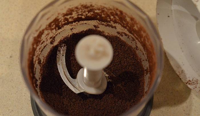 Как помолоть зерна кофе без кофемолки дома: блендер, мясорубка, ступка