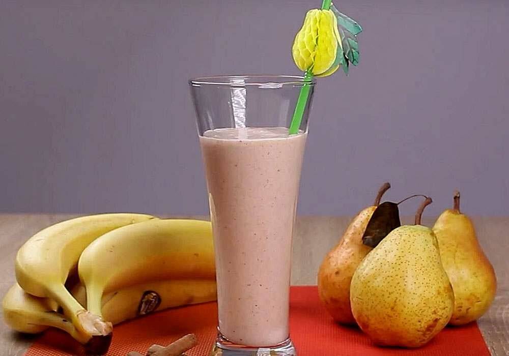 Смузи с творогом и бананом в блендере. ингредиенты: творог, банан, молоко