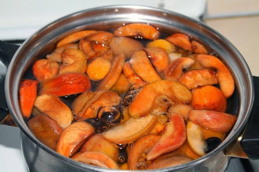 Как сварить компот из сушеных яблок в кастрюле на каждый день | cherpachok.com