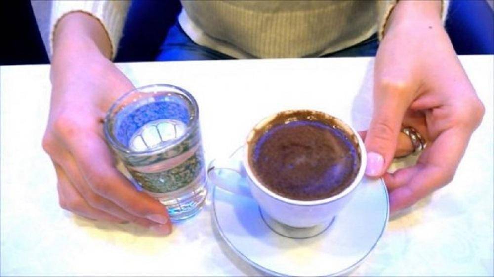 Зачем к кофе подают холодную воду, как правильно запивать его и почему
