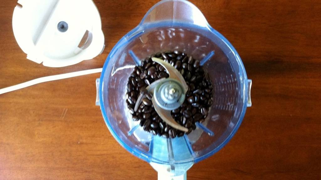 Как перемолоть кофе без кофемолки подручными средствами