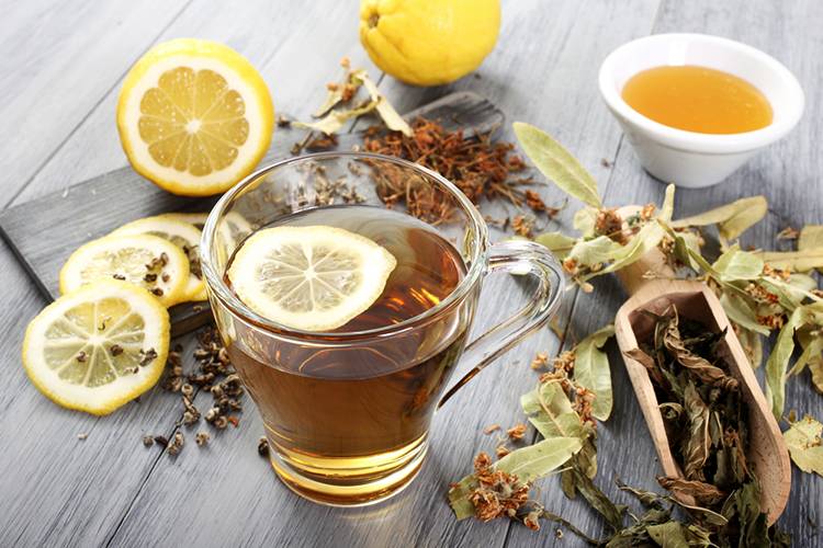 Сочетание черного или зеленого чая с медом и лимоном